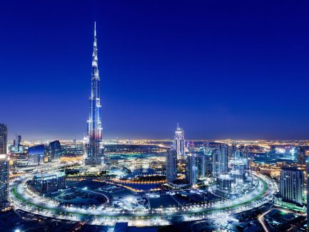 Burj Khalifa de nuit, vue panoramique sur Downtown Dubai avec les gratte-ciels illuminés et le ciel étoilé, symbole emblématique de Dubaï et destination idéale pour escapades et voyages.