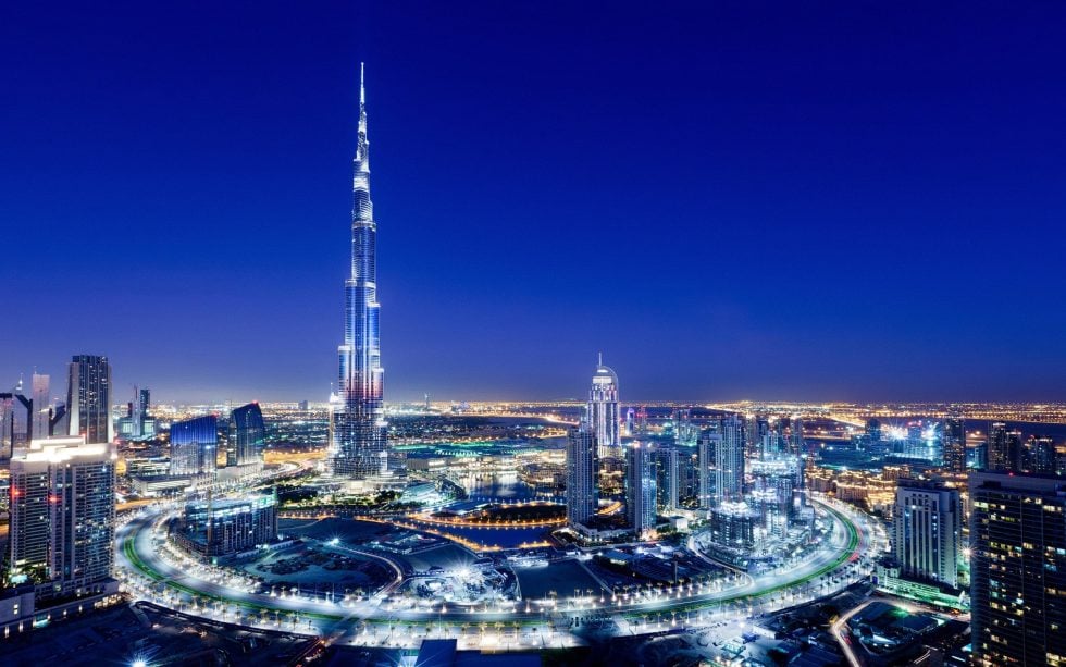 Burj Khalifa de nuit, vue panoramique sur Downtown Dubai avec les gratte-ciels illuminés et le ciel étoilé, symbole emblématique de Dubaï et destination idéale pour escapades et voyages.