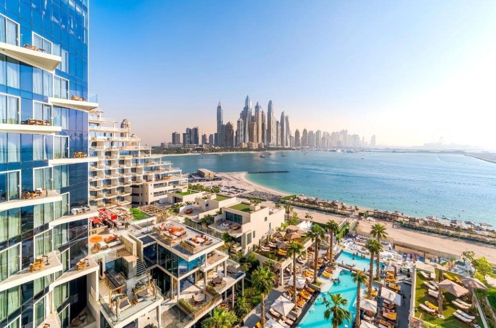 Villas modernes avec vue sur la mer à Dubaï, piscine et espaces de détente, destination idéale pour des vacances de rêve.